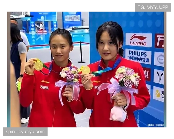 掌敏洁笑起来挺邻家,但她那只包一出现就把我拉回现实 掌敏洁笑起来挺邻家,但她那只包一出现就把我拉回现实